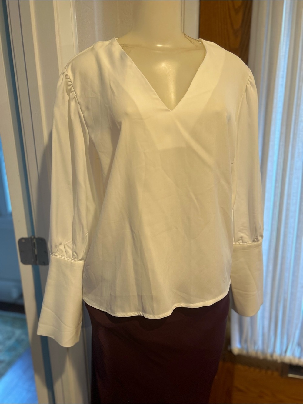 NWOT Women's white  V-Neck Long Sleeve Blouse